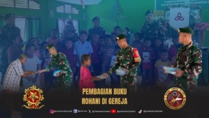 Sentuhan Iman, Satgas Pamtas Yonarhanud 2 Kostrad Bagikan Buku Rohani di Gereja