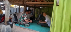 Babinsa Koramil 1628-03/Seteluk Pererat Silaturahmi Melalui Komsos Bersama Warga