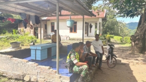 Babinsa Koramil 1602-04/Maurole Laksanakan Pamwil dan Komsos di Desa Aewora