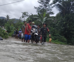 Tembus Luapan Sungai Wae Galang, Serda Candra Kirana Pastikan Nadi Ekonomi Warga Golo Ketak Tetap Berdenyut