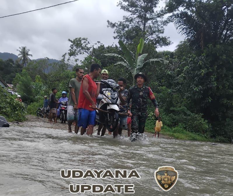 Tembus Luapan Sungai Wae Galang, Serda Candra Kirana Pastikan Nadi Ekonomi Warga Golo Ketak Tetap Berdenyut