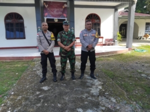 Dua Anggota Koramil Reok Laksanakan Pengamanan Misa Tahun Baru 2026