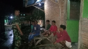 Babinsa Koramil 1614-01/Dompu Gelar Ronda Malam Bersama Karang Taruna