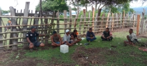 Babinsa Soritatanga Himbau Warga Kandangkan Ternak Saat Musim Tanam