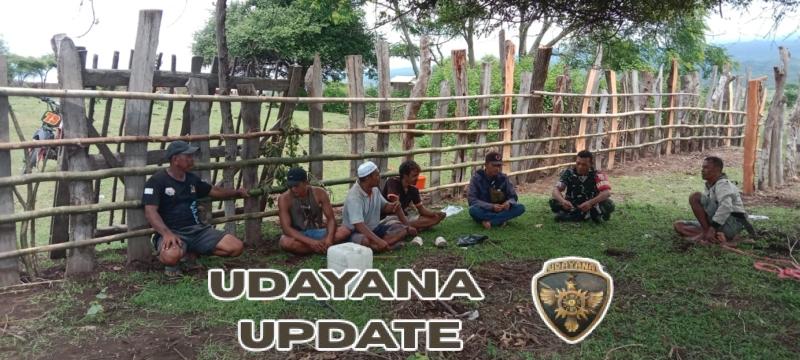 Babinsa Soritatanga Himbau Warga Kandangkan Ternak Saat Musim Tanam