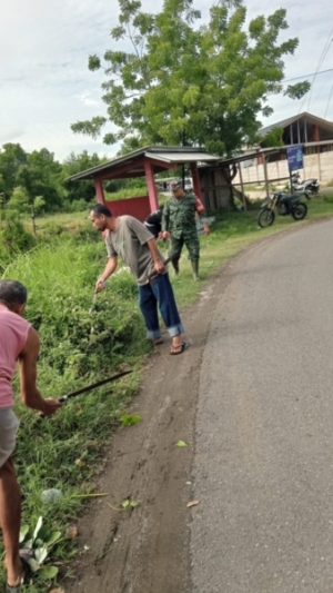 Babinsa Benete Bersama Warga Gelar Gotong Royong Jum’at Bersih di Dusun Pantai