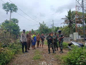 Babinsa Seloto Dampingi Densibang Cek Titik Koordinat Jembatan Desa