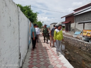Babinsa Soro Dampingi Tim Pengawas Cek Penataan Rumah Kumuh di Desa Soro