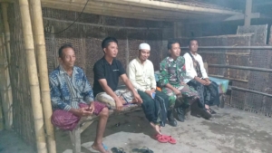 Babinsa Lenek Laksanakan Patroli Kongkow, Himbau Warga Jaga Kebersihan dan Kamtibmas