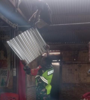 Tingkatkan Kemanunggalan, Babinsa Koramil 1624-06/Wulanggitang Bantu Perbaikan Rumah Warga