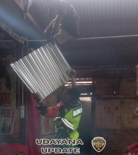 Tingkatkan Kemanunggalan, Babinsa Koramil 1624-06/Wulanggitang Bantu Perbaikan Rumah Warga