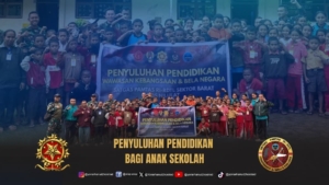 Kebersamaan di Perbatasan, Satgas Pamtas Yonarhanud 2 Kostrad Gelar Pengecekan Kesehatan dan Berbagi Bubur serta Buku Bacaan
