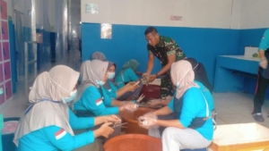 Babinsa Mangge Asi Pantau Penyaluran Logistik BGN, Tekankan Pelayanan Humanis