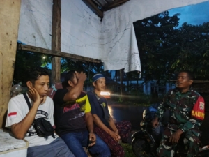 Babinsa Mumbu Gelar Ronda Malam Bersama Karang Taruna, Imbau Jaga Kebersihan dan Kesehatan