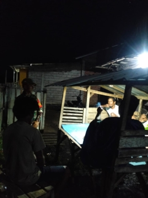 Babinsa Desa Tanju Perkuat Keamanan Wilayah Lewat Kongkow-Kongkow dan Ronda Malam