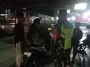 ‎Babinsa Sukarema Laksanakan Patroli Cegah Kenakalan Remaja