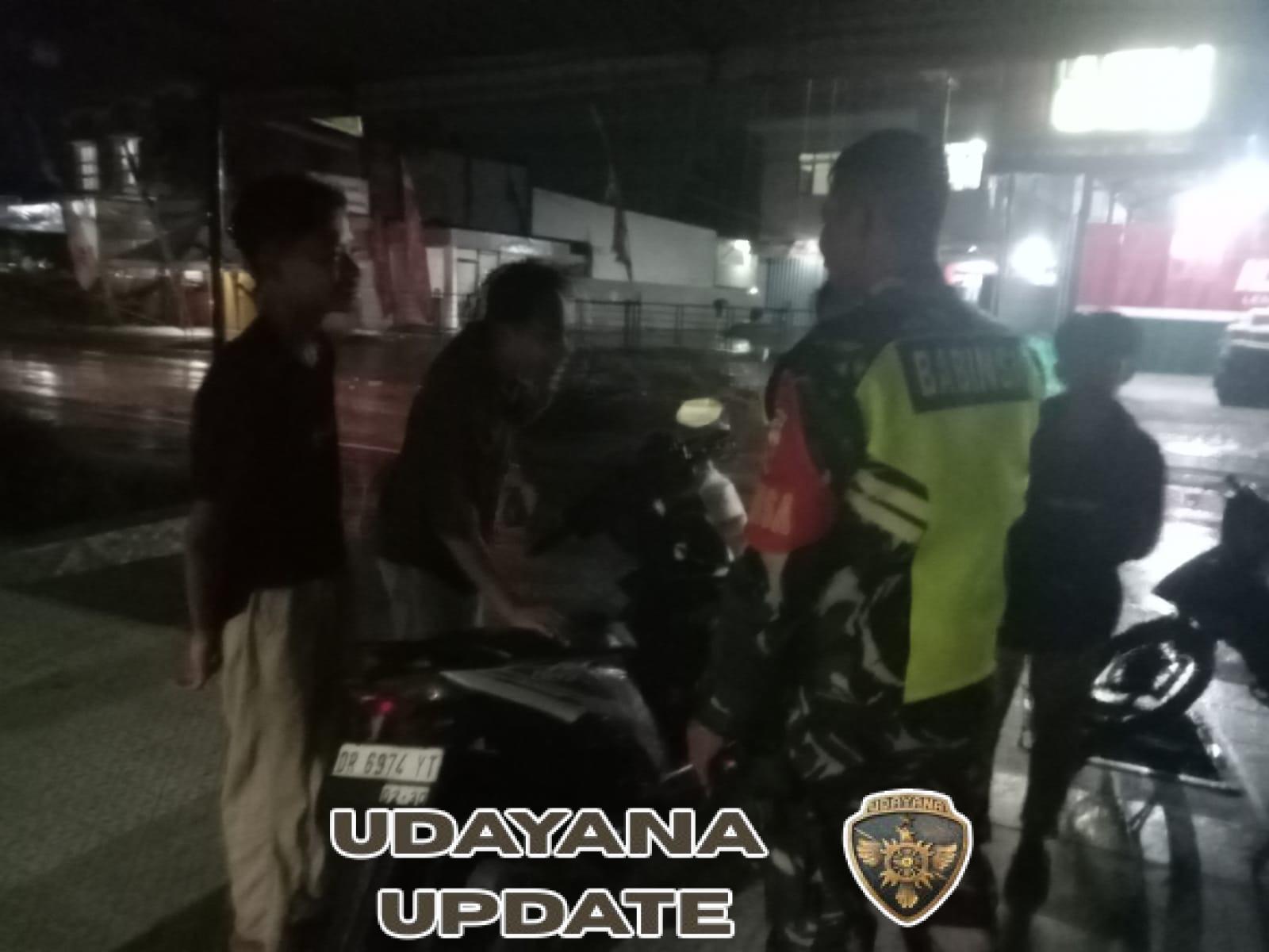 ‎Babinsa Sukarema Laksanakan Patroli Cegah Kenakalan Remaja