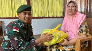 Jumat Berkah di Perbatasan, Satgas Pamtas Yonarmed 12 Kostrad Berbagi Sembako