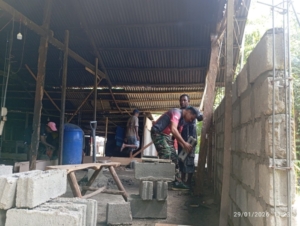 Kodim 1622/Alor Laksanakan Rehabilitasi RTLH Pengungsian Eks Timor Leste di Kelurahan Moru