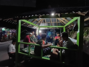 Musim Hujan, Babinsa Dompu Ajak Warga Tingkatkan Kewaspadaan Lewat Ronda Malam