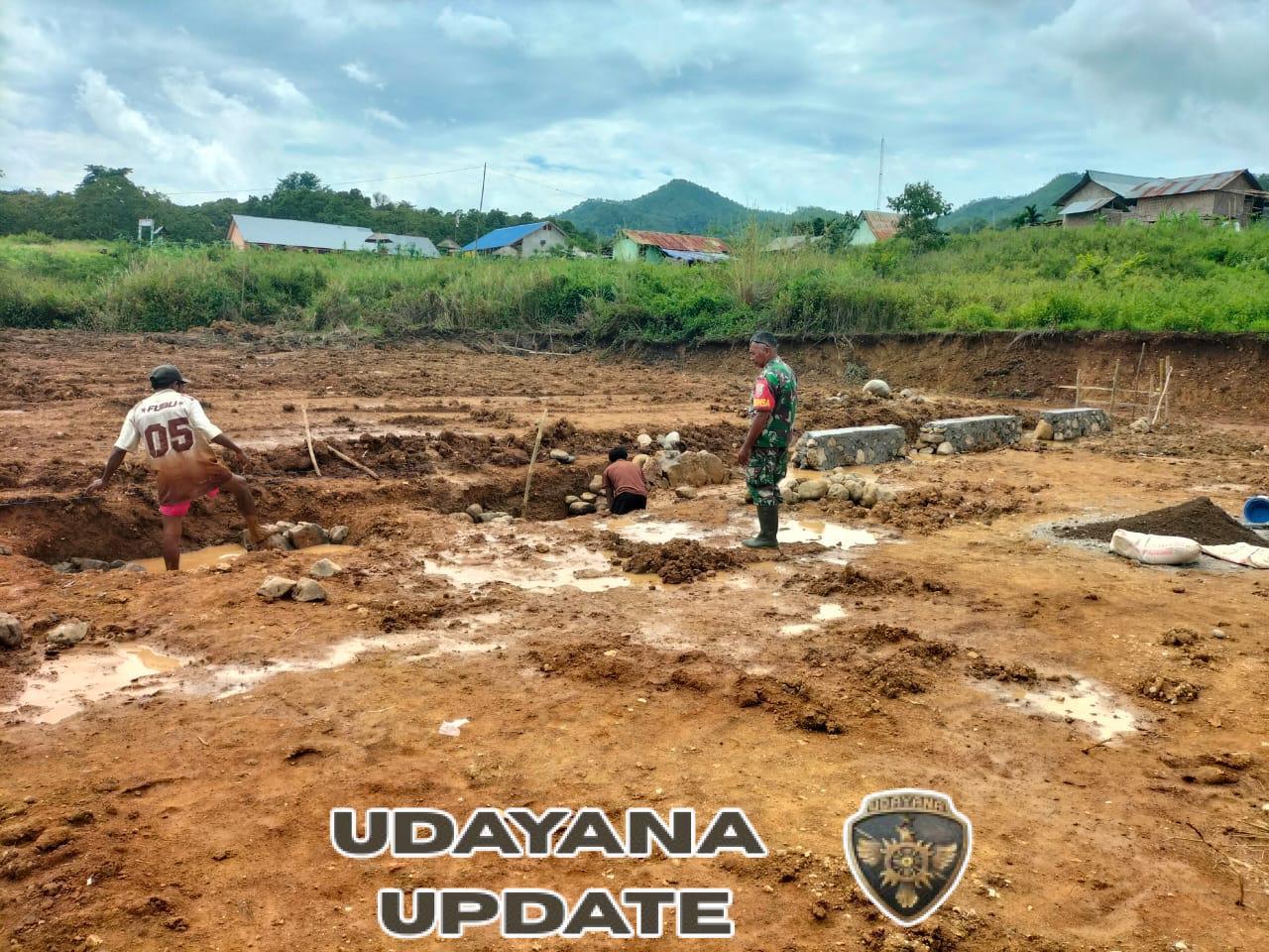 Babinsa Tanglapui Awasi Pekerjaan Pondasi Koperasi Merah Putih