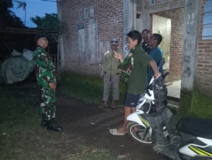 Babinsa Karamabura Gelar Ronda Malam, Imbau Warga Waspada Longsor dan Banjir