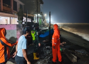 Banjir Rob Terjang Bintaro, Babinsa dan Lurah Bergerak Cepat