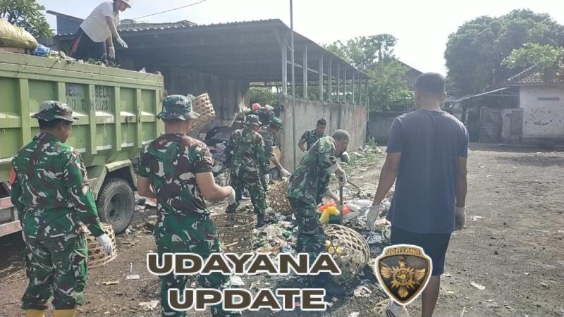 Babinsa dan Warga Sesela Bersihkan TPS Pasar