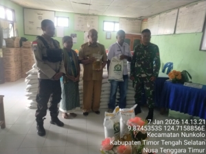 Babinsa Amanatun Utara Kawal Pembagian Bantuan BULOG di Desa Nunkolo