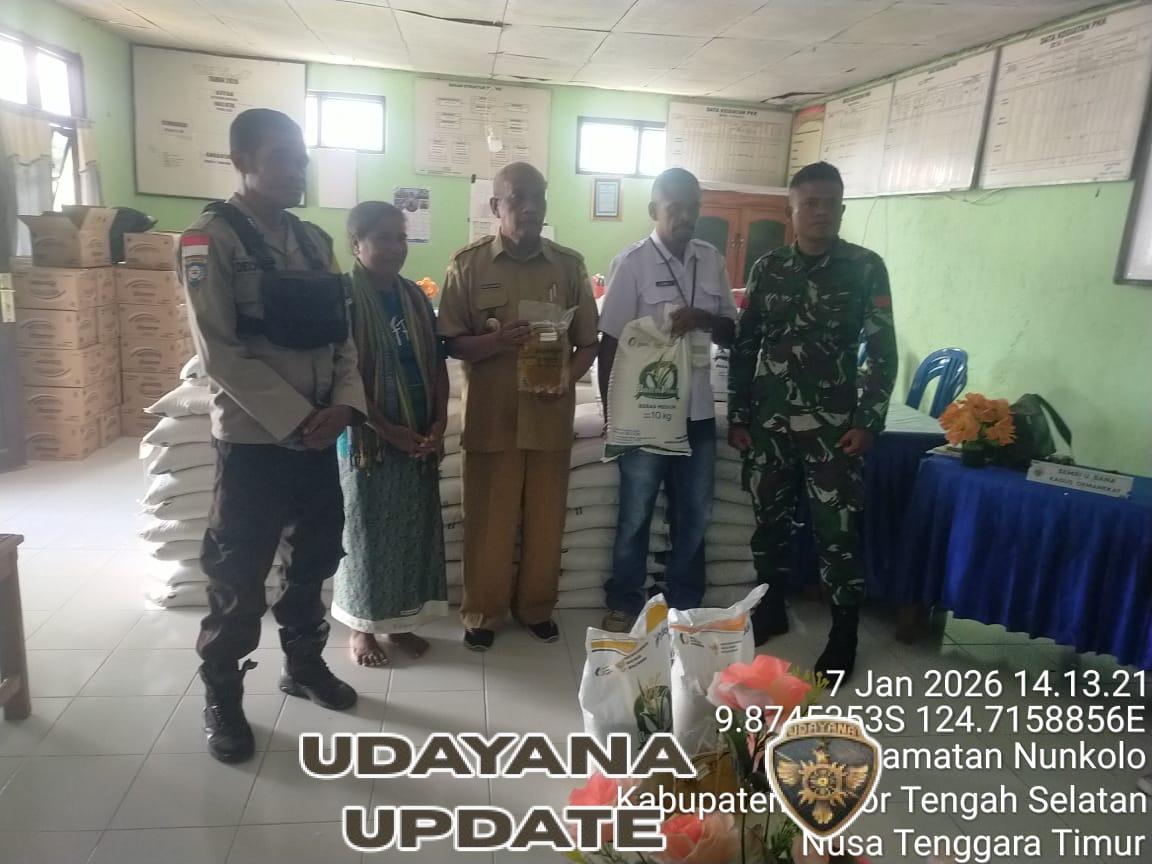 Babinsa Amanatun Utara Kawal Pembagian Bantuan BULOG di Desa Nunkolo