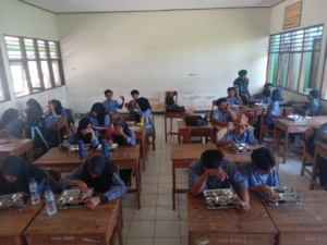 Babinsa Koramil 1628-01/Taliwang Dampingi Program Makan Bergizi Gratis di SMPN 1 Taliwang