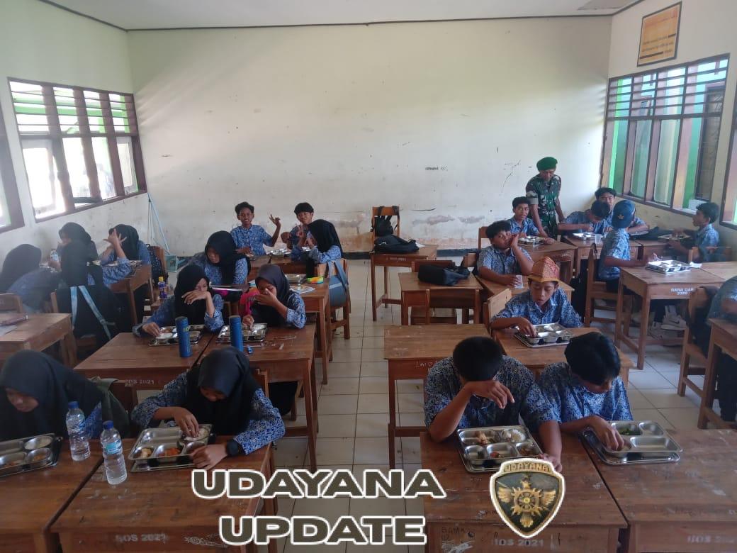 Babinsa Koramil 1628-01/Taliwang Dampingi Program Makan Bergizi Gratis di SMPN 1 Taliwang
