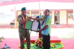 Dandim Kupang Serahkan Dokumen Pembangunan SMP Oepoli