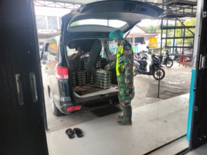 Dukung Gizi Anak Sekolah, Babinsa Pantai Baru Hadiri Program MBG di Rote Ndao