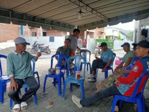 Babinsa Beru Laksanakan Patroli Wilayah dan Komsos Bersama Warga