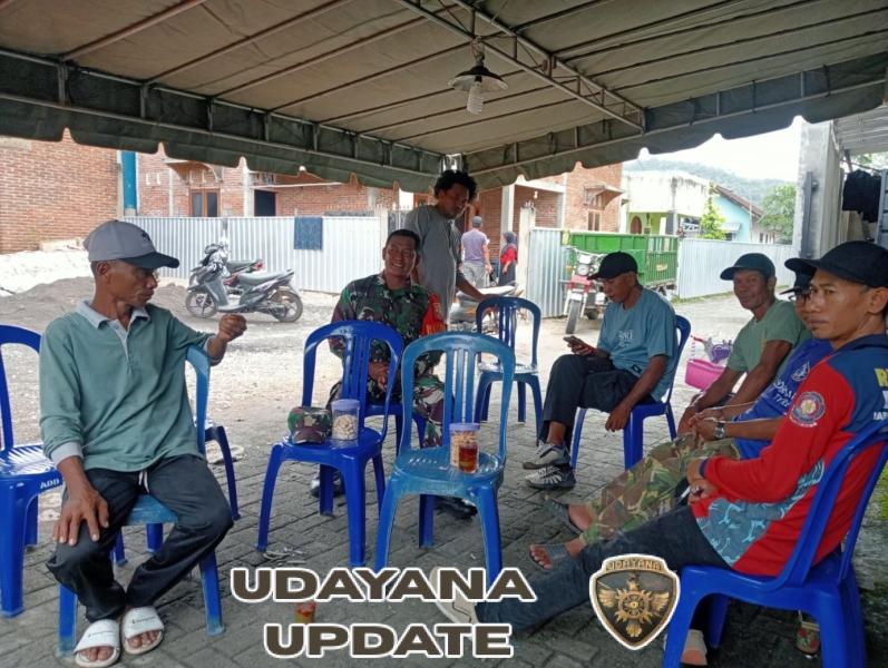 Babinsa Beru Laksanakan Patroli Wilayah dan Komsos Bersama Warga