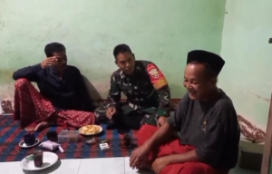 Babinsa Desa Kalijaga Gelar Patroli Kongkow-Kongkow, Ajak Warga Jaga Kesehatan dan Kamtibmas