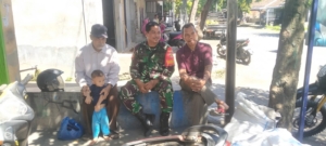 Babinsa Senanggalih Komsos Bersama Tokoh Masyarakat, Tingkatkan Kewaspadaan Bencana dan Keamanan Lingkungan