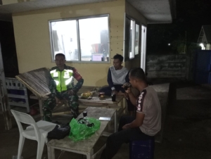 Babinsa Koramil 1615-03/Sambelia Patroli Malam, Ajak Warga Jaga Kamtibmas Desa Dadap