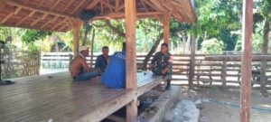 Babinsa Desa Kokarlian Gelar Komsos Bersama Kelompok Tani