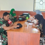 Babinsa Ramil 1628-03/Seteluk Koordinasi dengan PPL Terkait Distribusi Pupuk Petani
