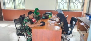 Babinsa Ramil 1628-03/Seteluk Koordinasi dengan PPL Terkait Distribusi Pupuk Petani