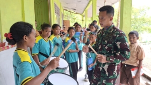 Asah Keterampilan, Satgas Pamtas Yonarhanud 2 Kostrad Beri Dukungan Gadik Ajarkan Drumband