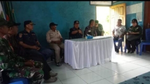 Babinsa Koramil 1630-01/Komodo Dampingi Wabup Tinjau Warga Terdampak Bencana di Desa Mbuit