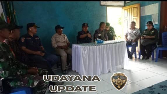 Babinsa Koramil 1630-01/Komodo Dampingi Wabup Tinjau Warga Terdampak Bencana di Desa Mbuit