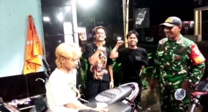 ‎Babinsa Desa Aikmel Laksanakan Patroli Kongkow-Kongkow, Imbau Pemuda Waspada Musim Hujan