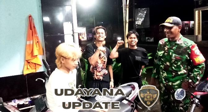 ‎Babinsa Desa Aikmel Laksanakan Patroli Kongkow-Kongkow, Imbau Pemuda Waspada Musim Hujan