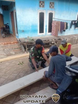 Babinsa Koramil 1614-02/Kempo Gotong Royong Bangun Rumah Layak Huni di Desa Kempo