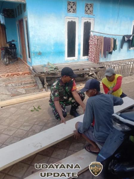 Babinsa Koramil 1614-02/Kempo Gotong Royong Bangun Rumah Layak Huni di Desa Kempo