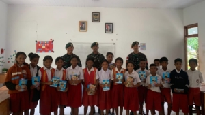 Yonarmed 12 Kostrad Dukung Pendidikan Perbatasan melalui Pengajaran di SDK Henes